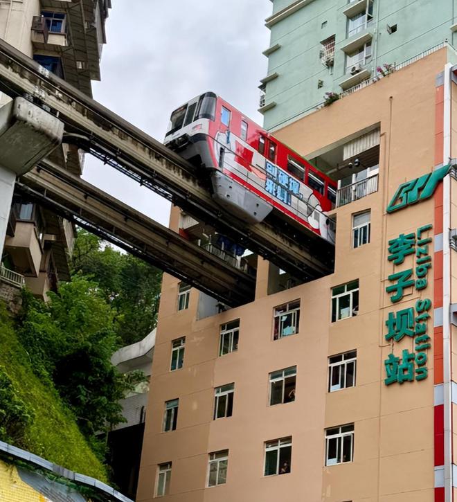 2024年重庆秋季最佳旅游路线推荐重庆美食街有哪些？不容错过(图2)