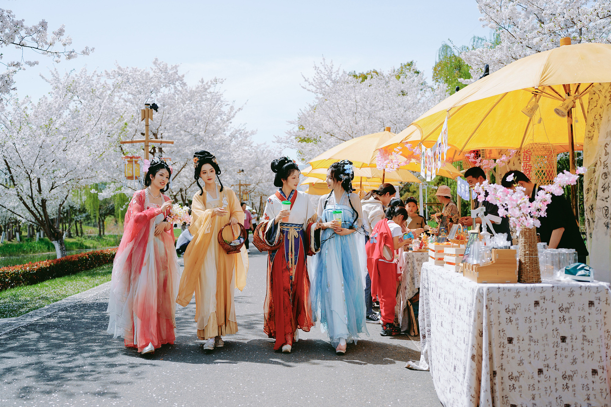 2025中国经济关键词丨“大力提振消费”位列明年重点工作首位“两新”政策将加力扩围(图1)