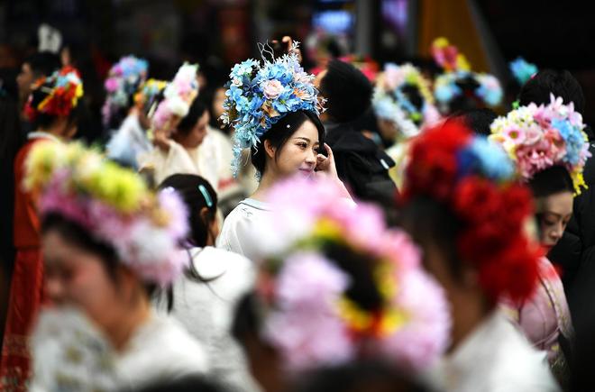 z6尊龙平台：“好多人啊”！冰雪游、簪花游、美食游……2024这几个地方太火了！(图1)