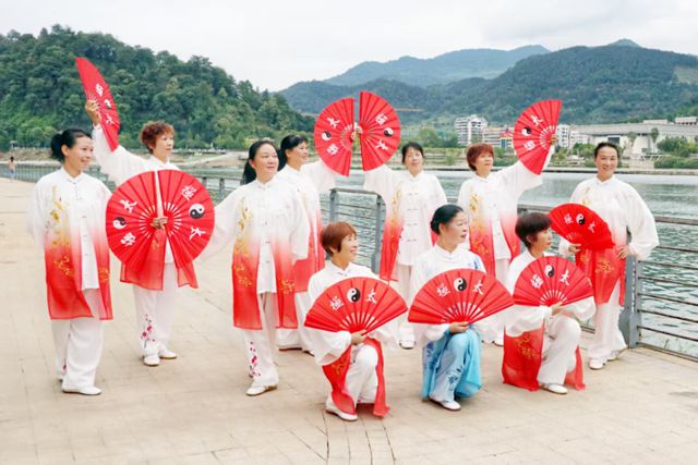 环城跑、舞龙灯、怀旧小火车……当元宵节与森林康养小城相遇(图2)