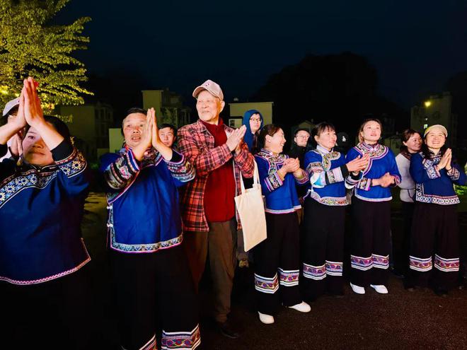 91岁旅客花海徒步5公里为罗平旅居康养点赞！(图2)