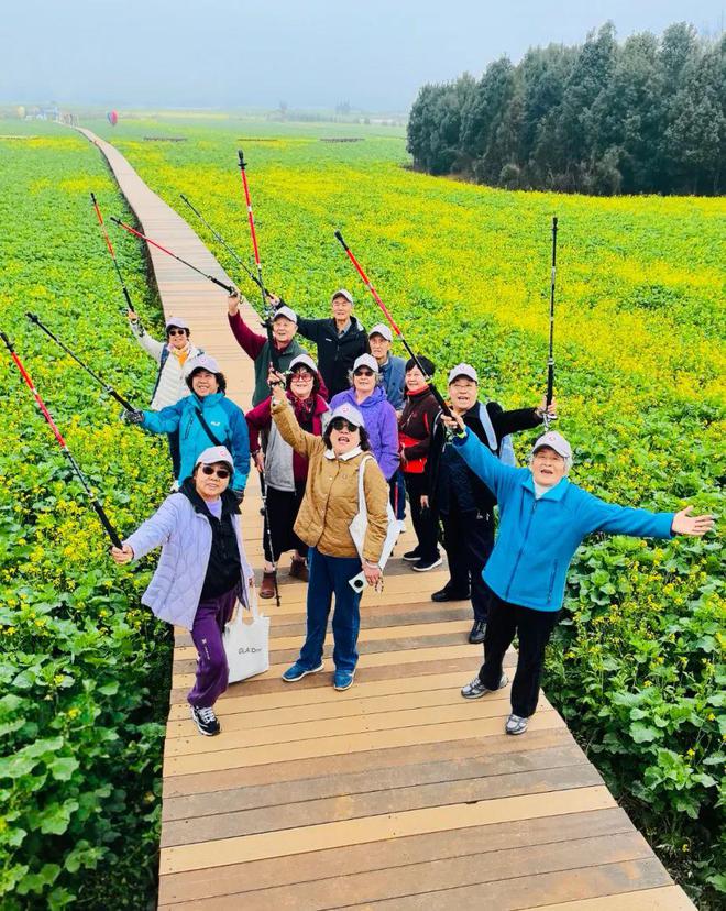 91岁旅客花海徒步5公里为罗平旅居康养点赞！(图3)