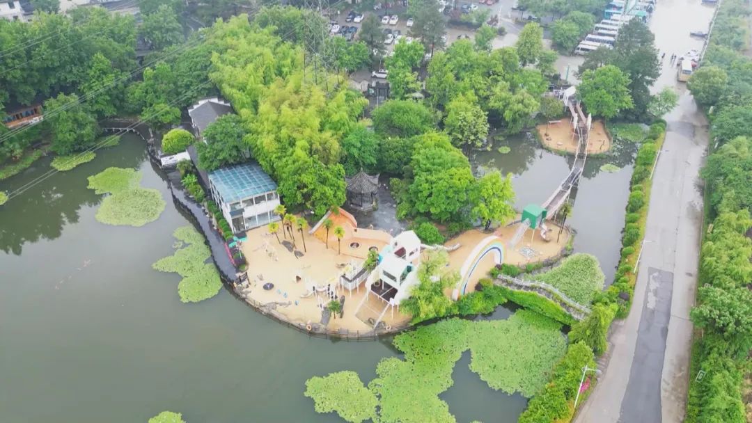 z6尊龙入口：当废弃矿坑遇上康养经济小镇炼成文旅爆款(图1)