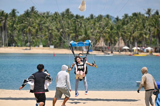 z6尊龙·中国网站：中国热带海岛低空旅游“飞”出新天地(图2)