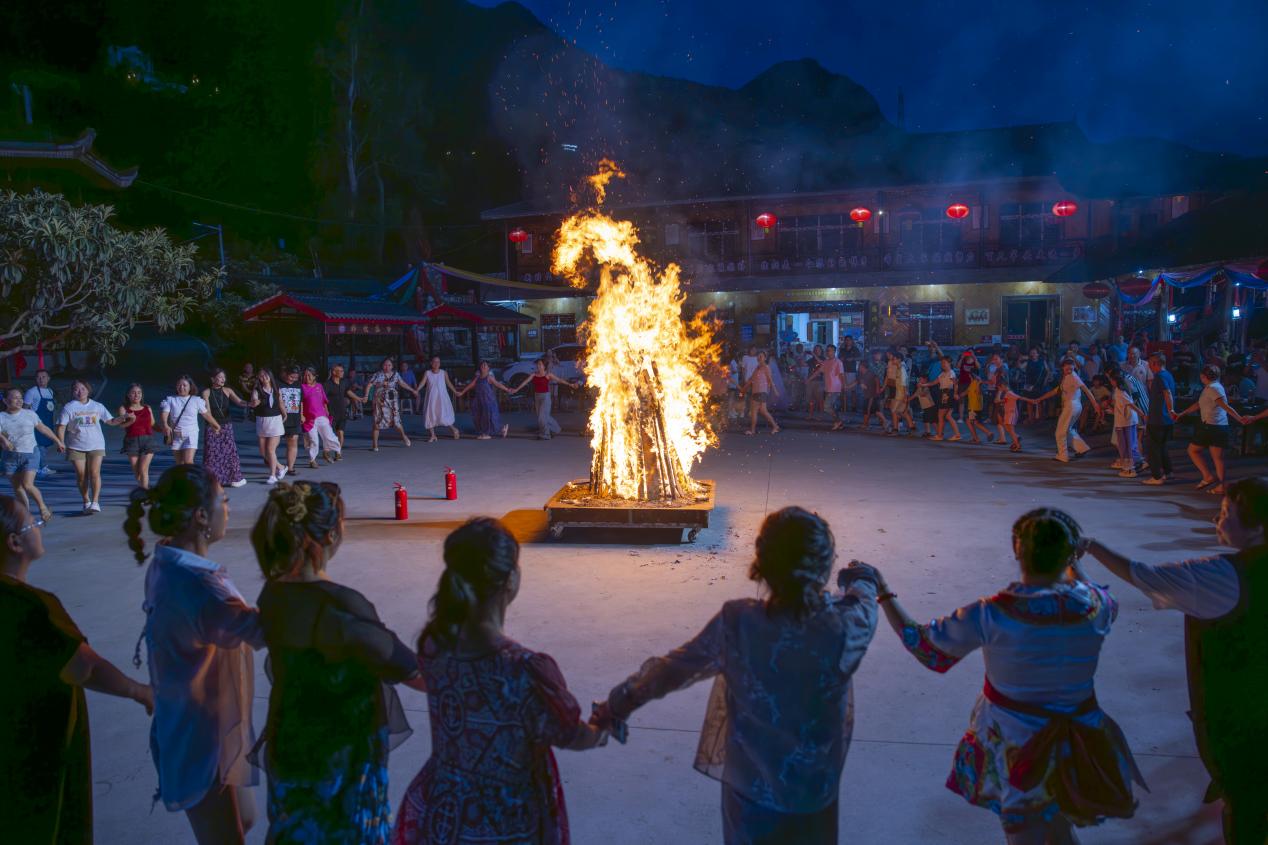 羌风古韵喜迎客羌寨日子富起来(图1)