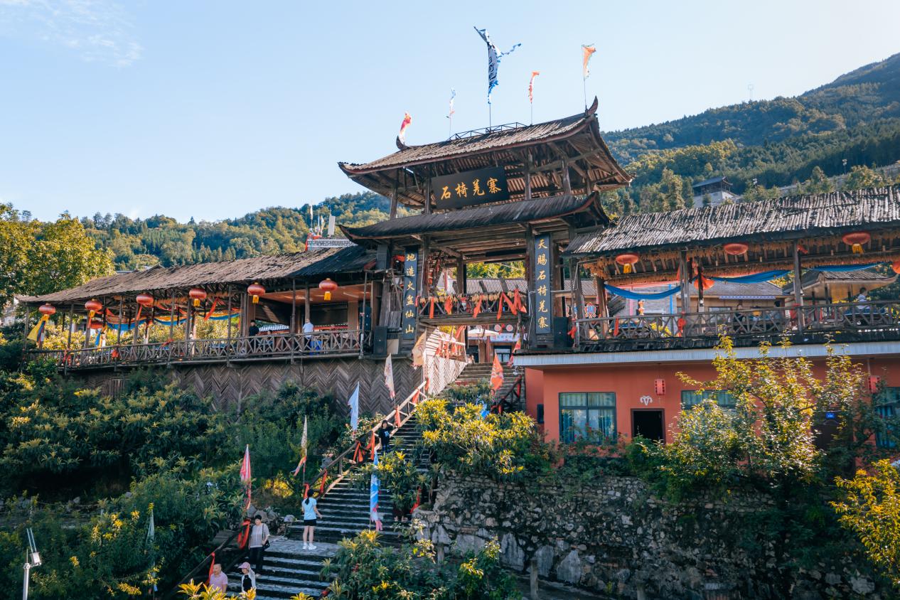 羌风古韵喜迎客羌寨日子富起来(图2)