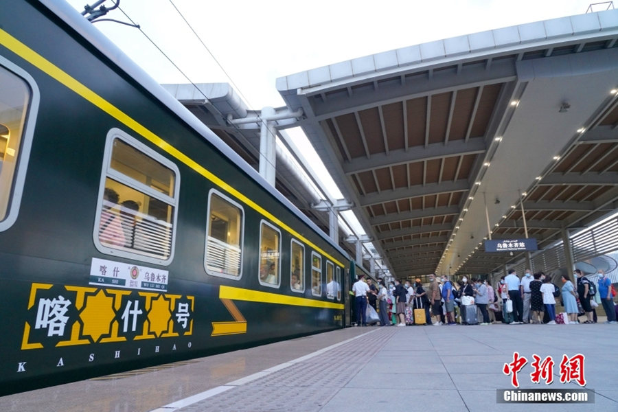 z6尊龙入口：“喀什号”飞驰新疆铁路铺就旅游发展黄金道(图2)