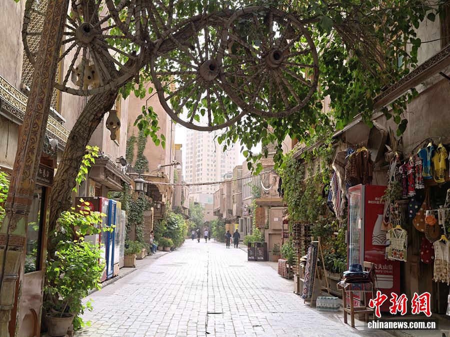 z6尊龙入口：“喀什号”飞驰新疆铁路铺就旅游发展黄金道(图4)