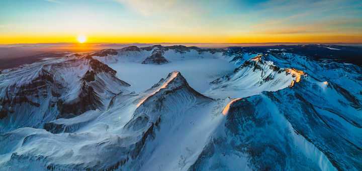 z6尊龙平台：践行“两山”理念守护东北“水塔”——解码美丽中国的“长白山名片”(图1)