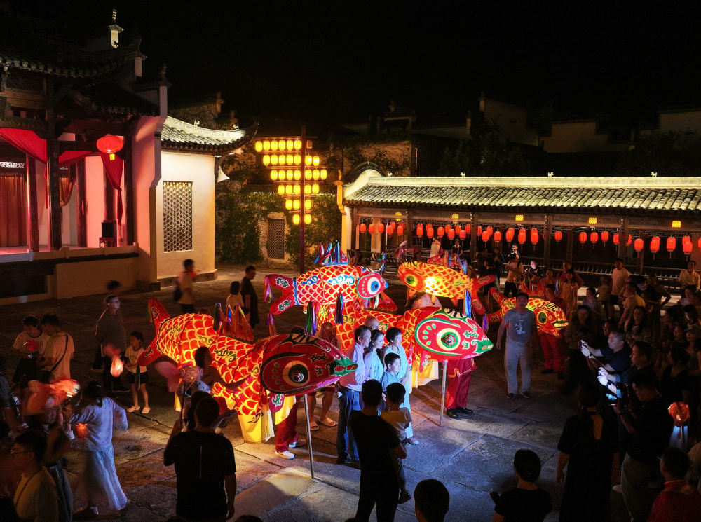 z6尊龙入口：新华财经“去有风的地方”——县域旅游成为文旅新宠(图1)