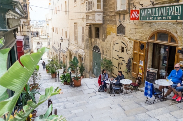 z6尊龙入口：全球最小发达国家：美女遍地快被中国“买”下中国移民占87%(图2)