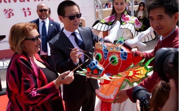 z6尊龙入口：全球最小发达国家：美女遍地快被中国“买”下中国移民占87%(图6)