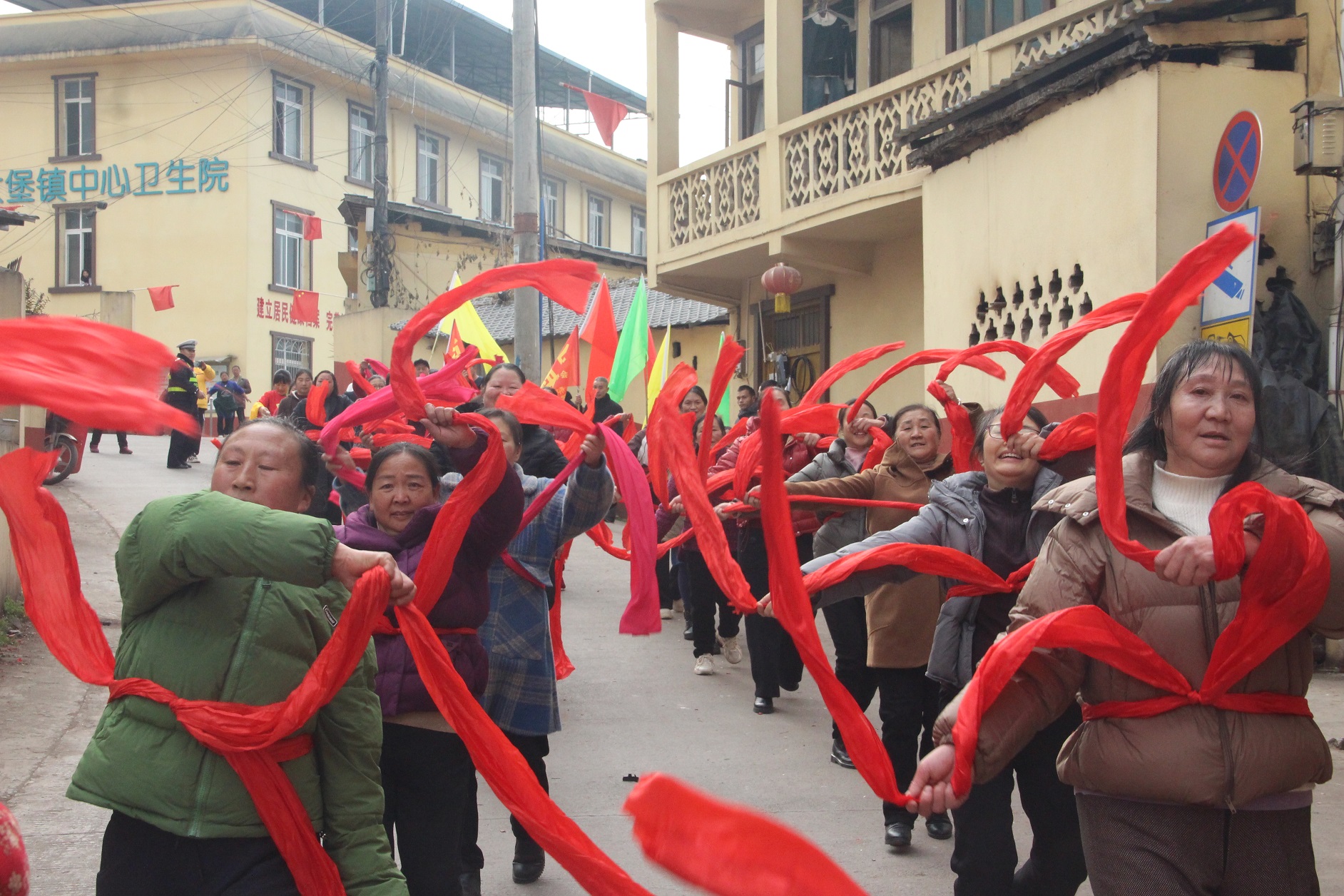 z6尊龙入口：新春走基层节日中的履职身影(图4)