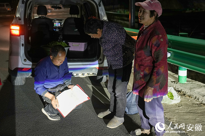 z6尊龙入口：安徽金寨：山夜“收茶人”(图2)